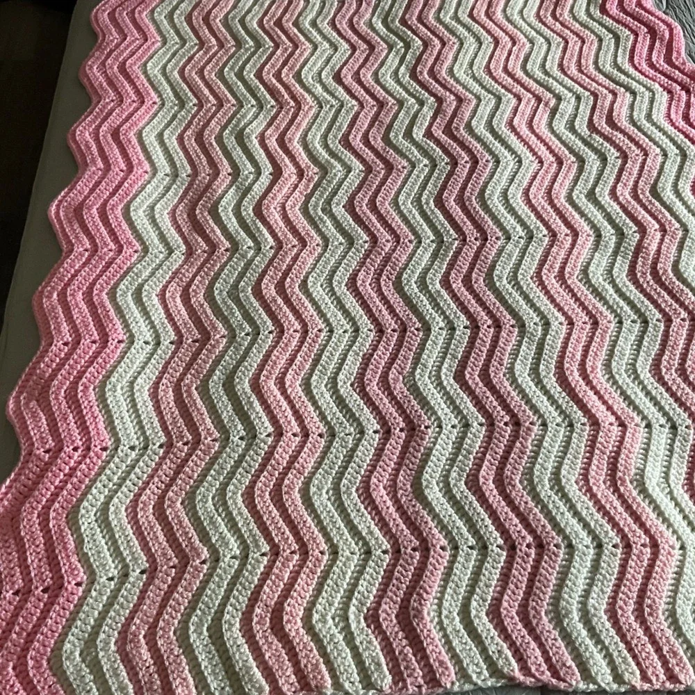 Crochet‎ Baby Blanket Pink White Chevron Handmade Nursery Vintage